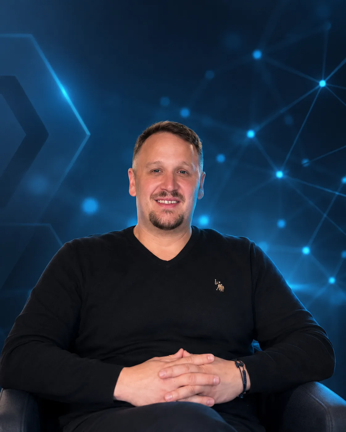 Radomir Rudonjic vor einem dunkelblauen Hintergrund.